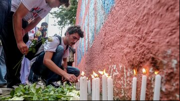 Alunos e familiares fazem vigília em frente ao portão da porta Escola Estadual Thomázia Montoro, na Vila Sônia, na zona oeste de São Paulo, onde ocorreu o ataque à faca feito por um adolescente, na manhã desta terça-feira, 28. O ataque, ocorrido na segunda-feira, 27, causou a morte da professora identificada como Elisabeth Tenreiro, de 71 anos. Outras quatro pessoas ficaram feridas. O agressor, um aluno de 13 anos, foi apreendido após ser imobilizado e desarmado por duas professoras. O estado decretou luto por três dias. Foto: Sebastião Moreira/EFE